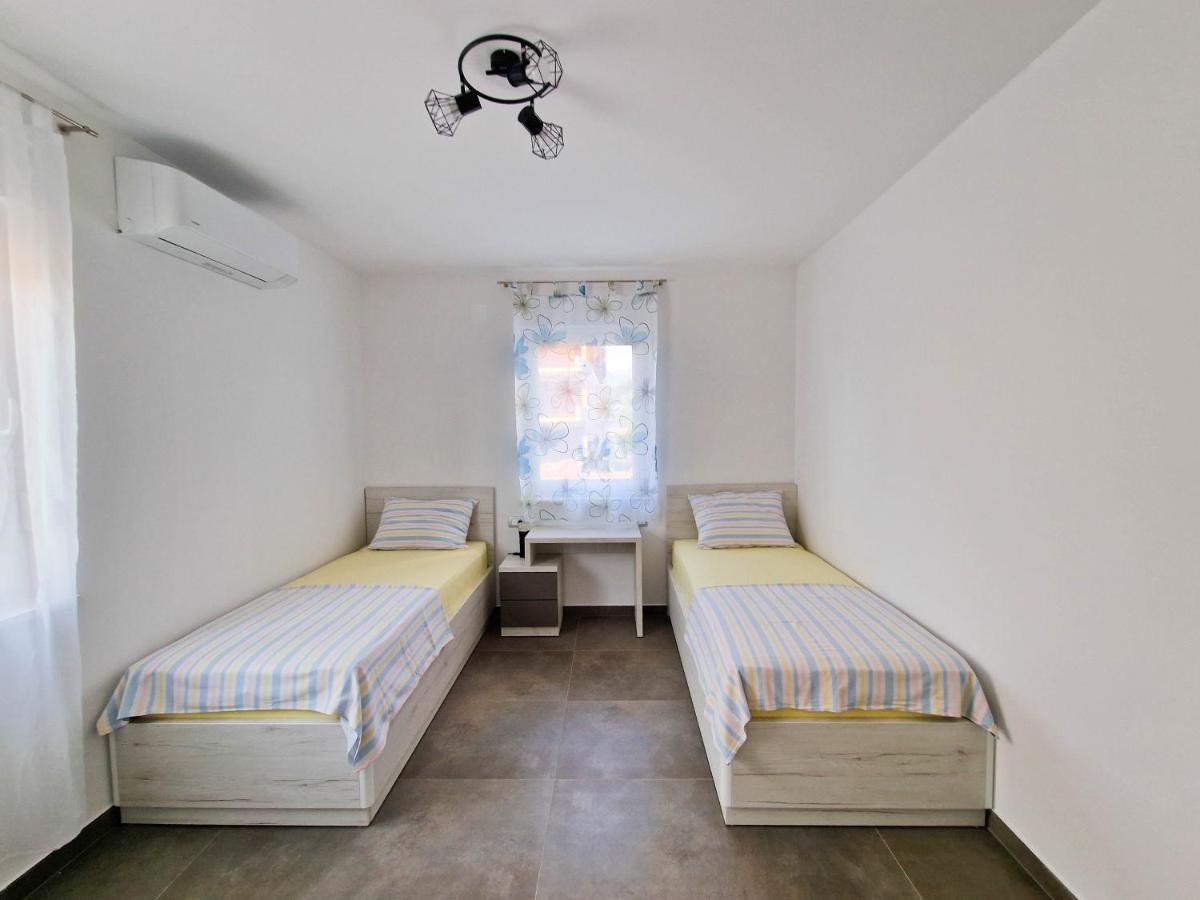 Villa Poseidon Novalja Bagian luar foto